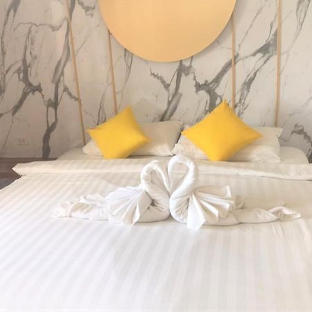 La La Moon Krabi Poshtel'N' Pool Bed & Breakfast Екстериор снимка
