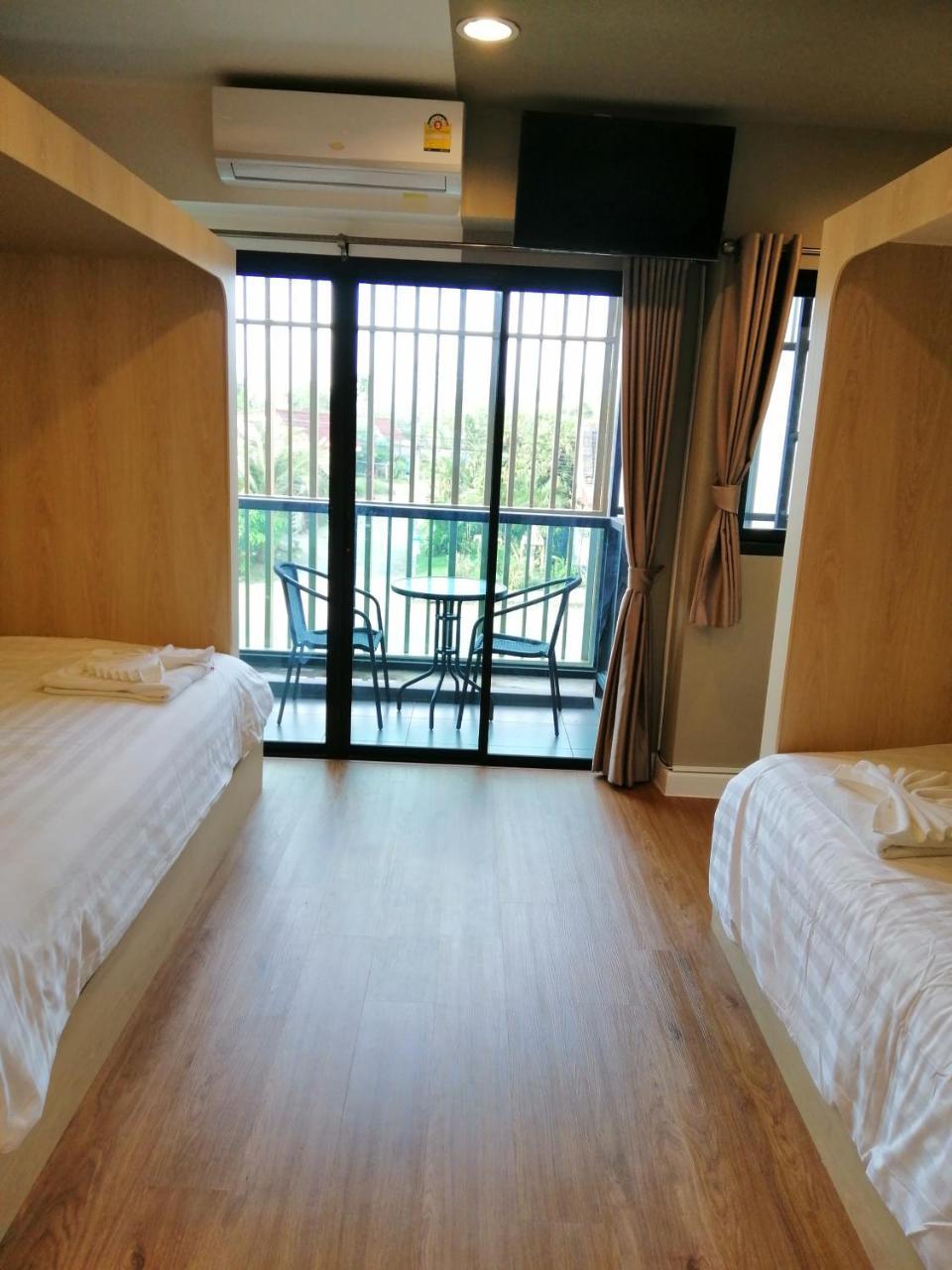 La La Moon Krabi Poshtel'N' Pool Bed & Breakfast Екстериор снимка